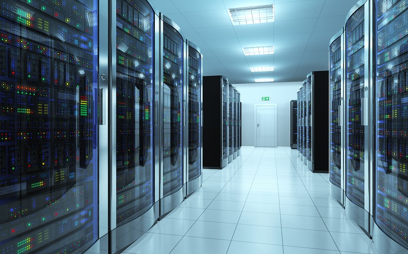 Serverruimte met rijen computerservers.