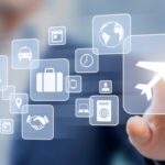 Digitaal reisconcept met vliegpictogram en technologie.