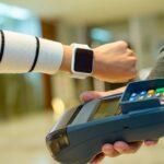 Contactloos betalen met smartwatch en betaalterminal.