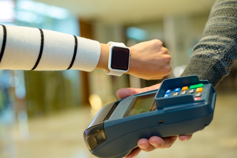 Contactloos betalen met smartwatch en betaalterminal.