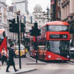 Rode dubbeldekkerbussen in drukke Londense straat
