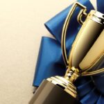 Gouden trofee met blauwe lint op tafel