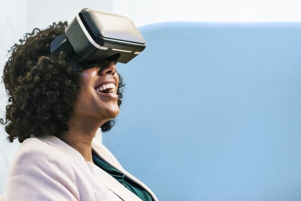 Lachende vrouw met VR-bril op.