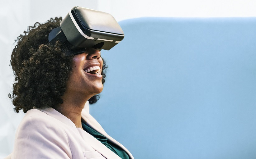 Lachende vrouw met VR-bril op.