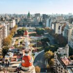 Luchtfoto van stadscentrum met historische gebouwen.