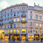 Historische gebouwen in bruisend stadscentrum met winkels.