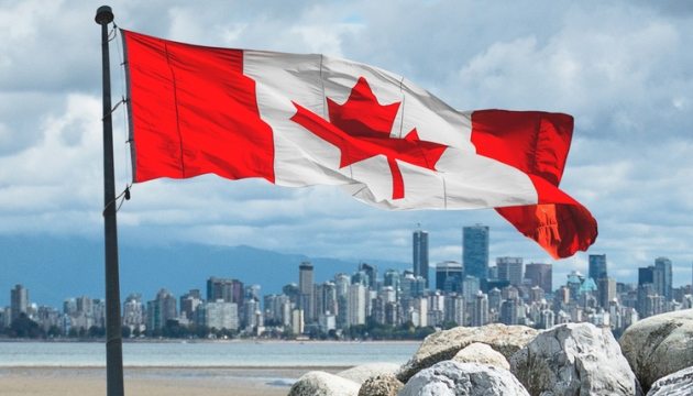 Canadese vlag wappert voor skyline van Vancouver