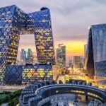 Futuristische wolkenkrabbers bij zonsondergang in Beijing.