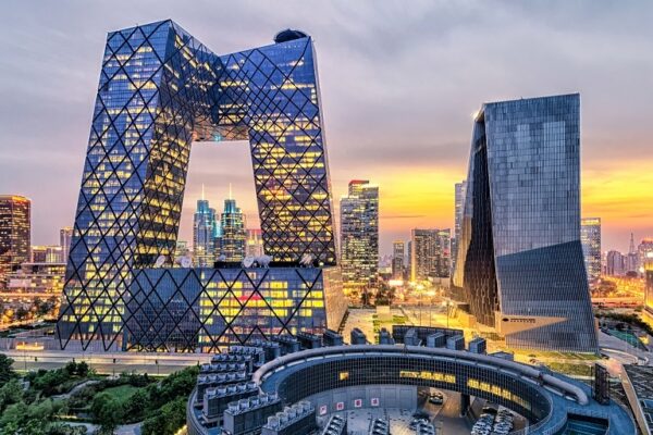 Futuristische wolkenkrabbers bij zonsondergang in Beijing.
