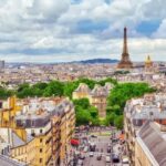 Uitzicht op Parijs met Eiffeltoren en Franse vlag.