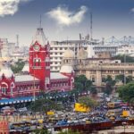 Drukke stad met historisch rood treinstation, India.