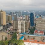 Luchtfoto van Nairobi met wolkenkrabbers en gebouwen.