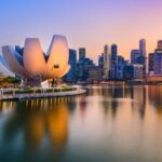 Singapore skyline bij zonsondergang met iconisch museum