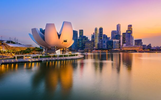Singapore skyline bij zonsondergang met iconisch museum