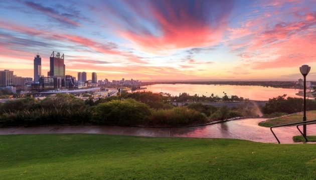 Prachtige zonsondergang boven stad en rivierlandschap.