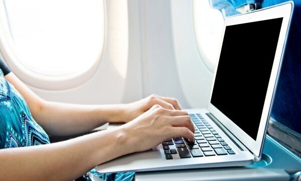 Laptopgebruik in vliegtuig tijdens vlucht