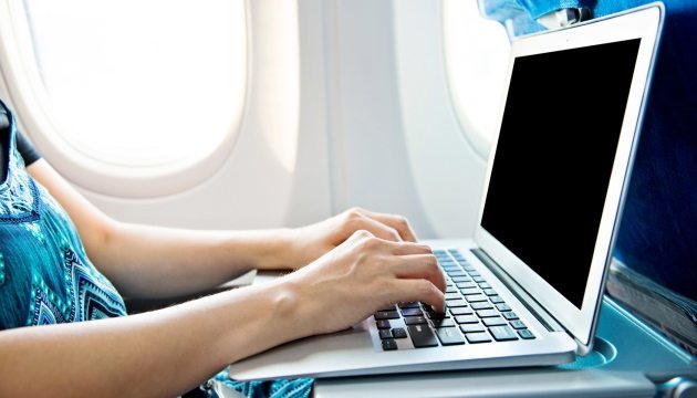 Laptopgebruik in vliegtuig tijdens vlucht