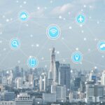 Stad met connectiviteit en netwerksymbolen in de lucht.