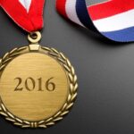 Gouden medaille met jaartal 2016 en lint.