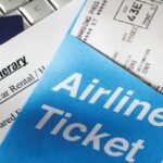 Reisdocumenten: paspoort, vliegticket en reisschema.