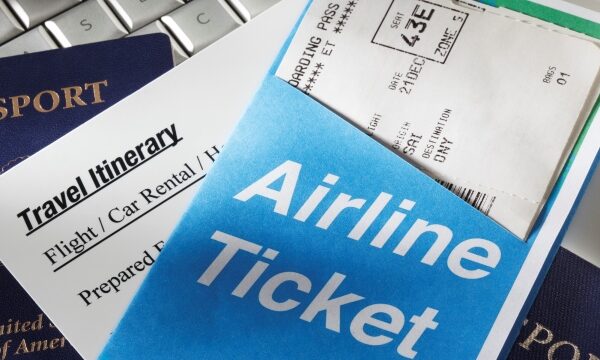Reisdocumenten: paspoort, vliegticket en reisschema.