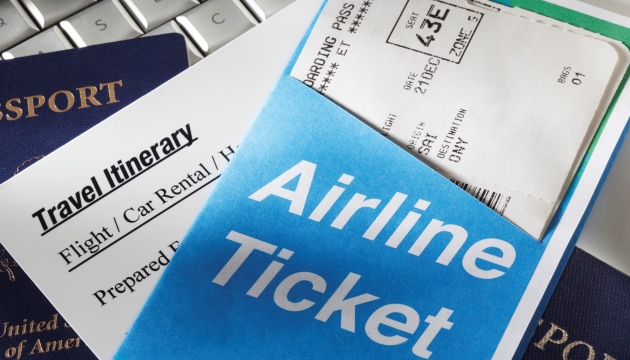 Reisdocumenten: paspoort, vliegticket en reisschema.