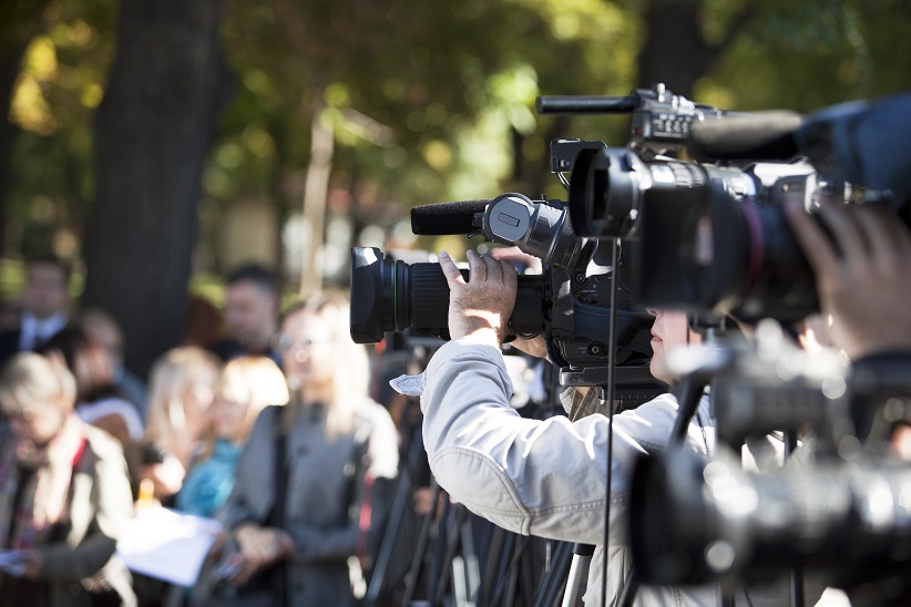 Journalisten met camera's tijdens een persconferentie