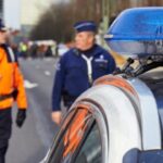 Politieauto en agenten op straat in Nederland