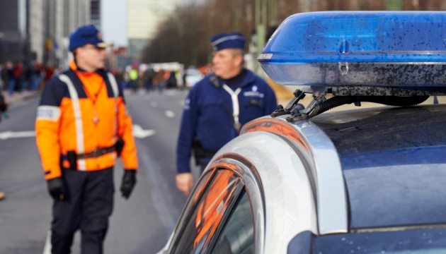 Politieauto en agenten op straat in Nederland