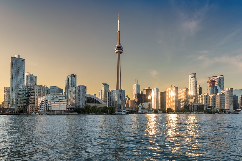 Zonsondergang over skyline van Toronto met CN Tower.