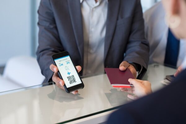 Telefonische instapkaart en paspoort bij incheckbalie