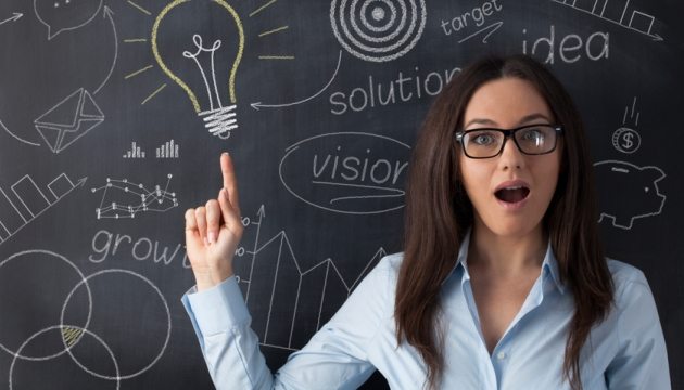 Vrouw wijst naar ideeën op schoolbord