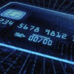 Digitale creditcard met verlichte nummers en chip.