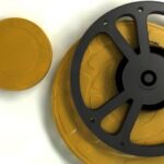 Filmspoelen met geel deksel, overhead view.