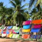 Kleurrijke stoffen hangen in exotische palmtuin.