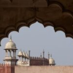 Indiase architectuur met koepels en bogen zichtbaar.