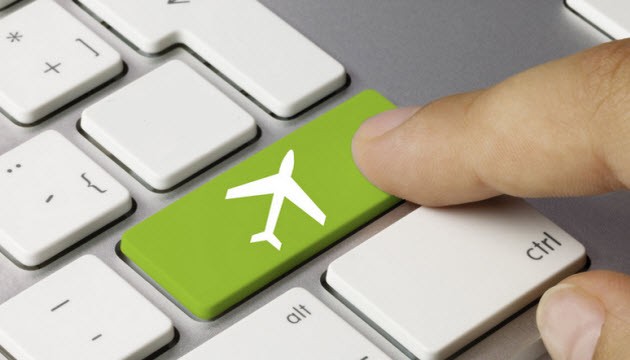 Groene toets met vliegtuigpictogram op toetsenbord indrukken.