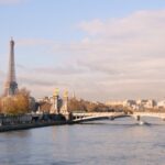 Eiffeltoren en Seine bij zonnige dag in Parijs