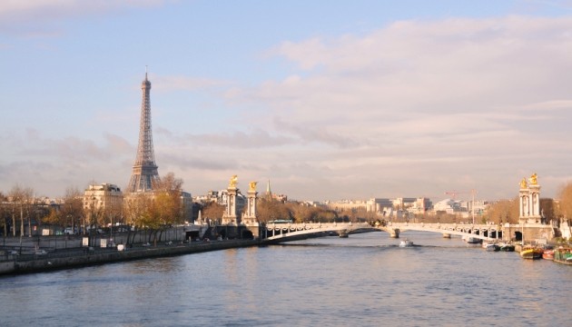 Eiffeltoren en Seine bij zonnige dag in Parijs