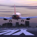 Vliegtuig landt op luchthaven tegen zonsondergang.