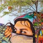 Kleurrijke muurschildering van vrouw met bomen op achtergrond.