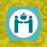 Twee mensen delen een spaarvarken, groene achtergrond.