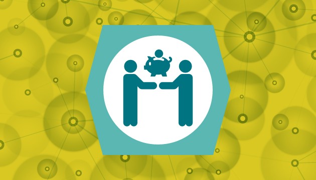 Twee mensen delen een spaarvarken, groene achtergrond.