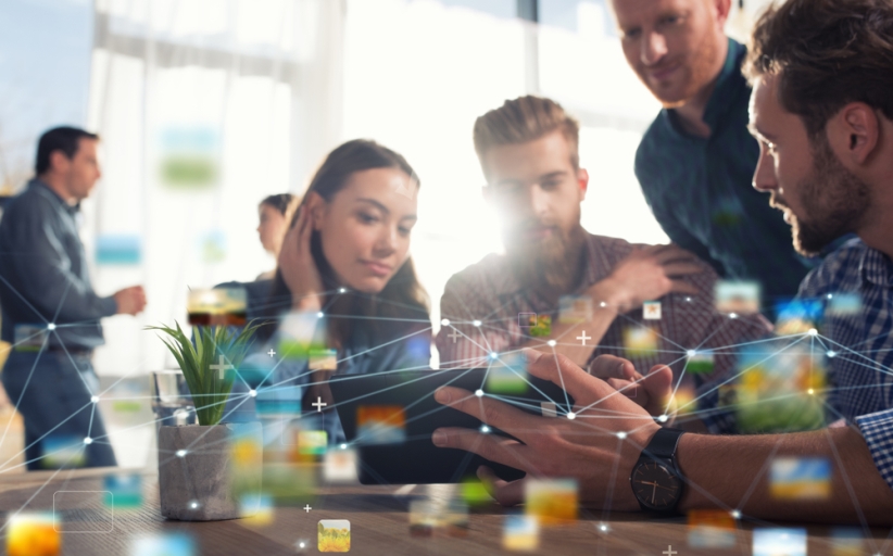 Zakelijke teamvergadering met digitale technologieën.