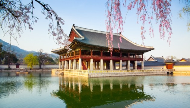 Traditioneel Koreaans paleis aan het water in de lente.