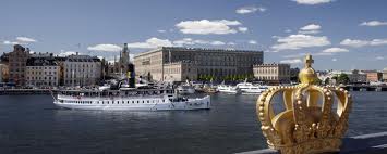 Gouden kroon met rivier en boten in Stockholm.