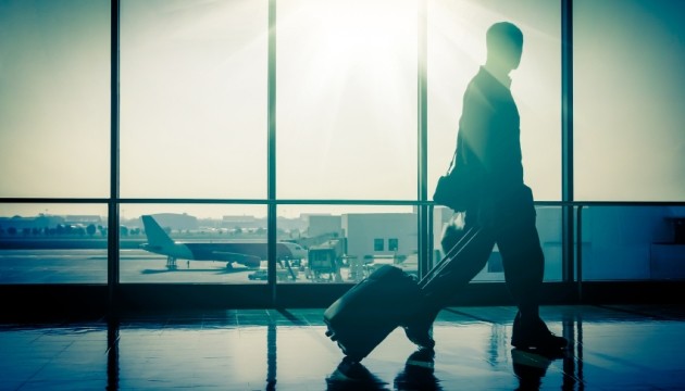 Silhouet reiziger op luchthaven met koffer, vliegtuig buiten.