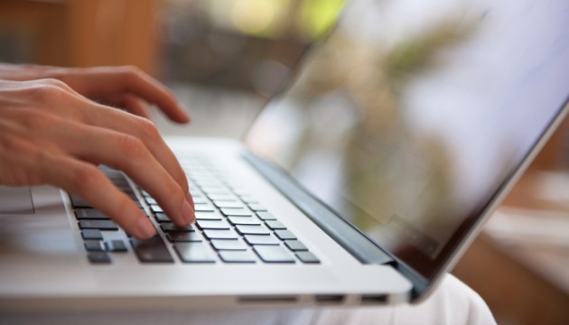 Handen typen op laptoptoetsenbord