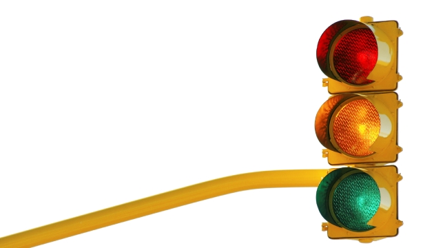 Verkeerslicht met rode, oranje en groene lichten