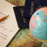 Reisvoorbereiding met paspoorten, globe en notitieboek.